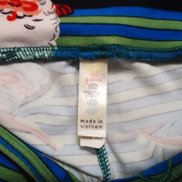 💥SALE💥 LULAROE OS 12/22 SANTA CHRISTMAS LEGGINGS - Picture 6 of 8